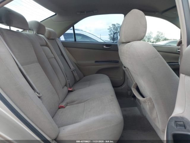 Toyota Camry Le Image 6