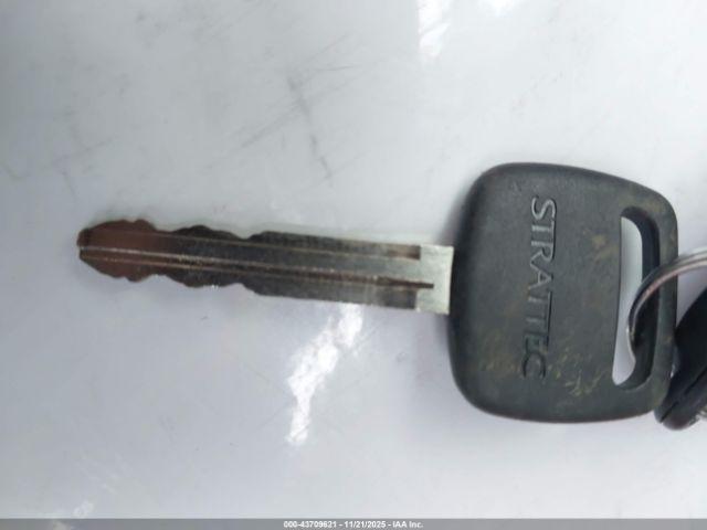 Toyota Camry Le Image 12