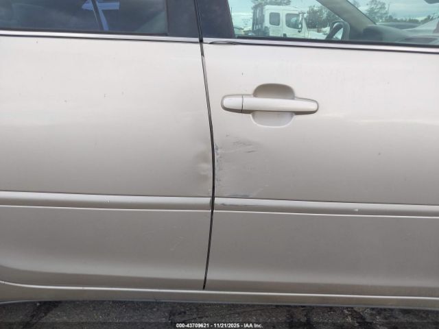 Toyota Camry Le Image 13