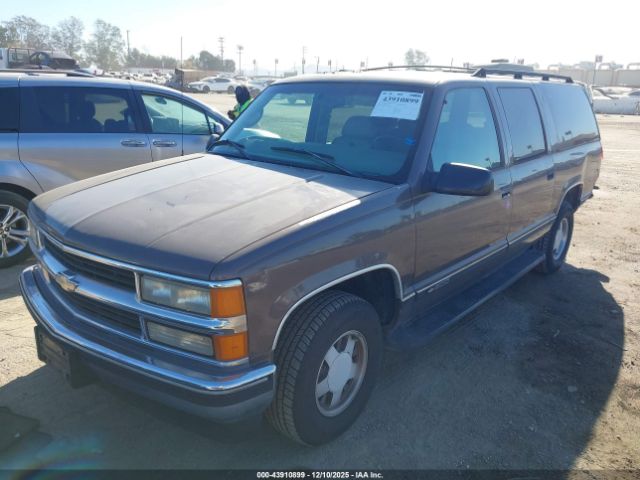 Chevrolet Suburban 1500 Image 3