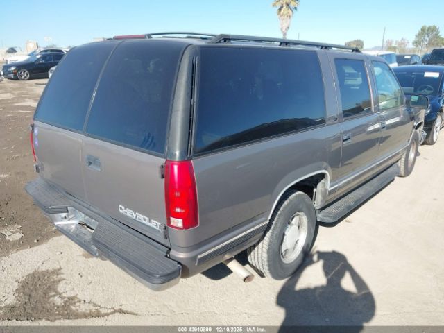 Chevrolet Suburban 1500 Image 9