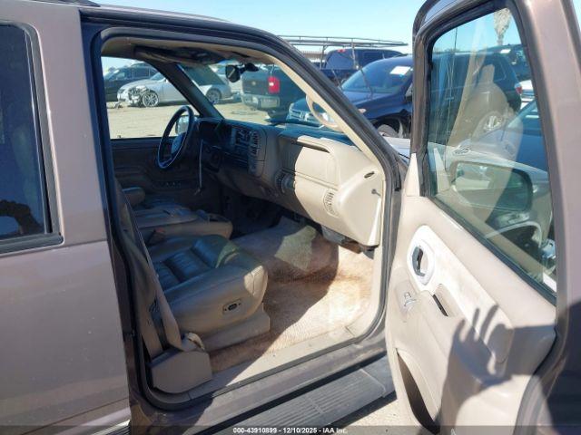 Chevrolet Suburban 1500 Image 8