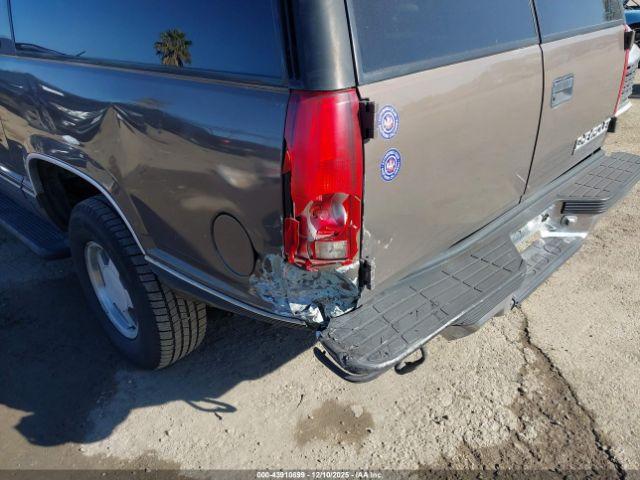 Chevrolet Suburban 1500 Image 14