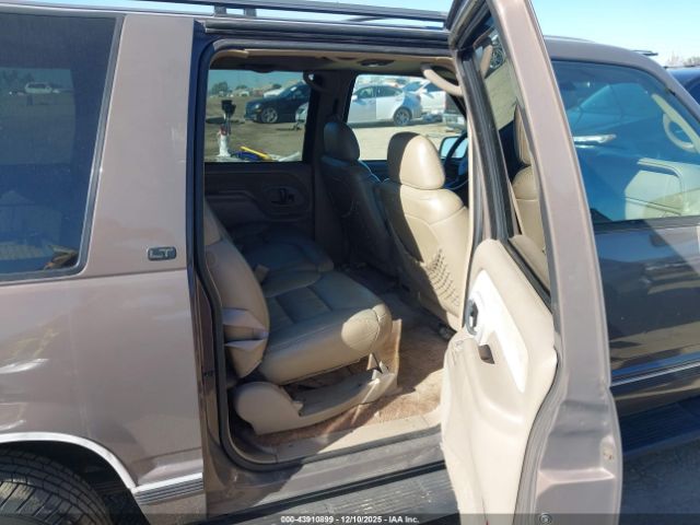 Chevrolet Suburban 1500 Image 6