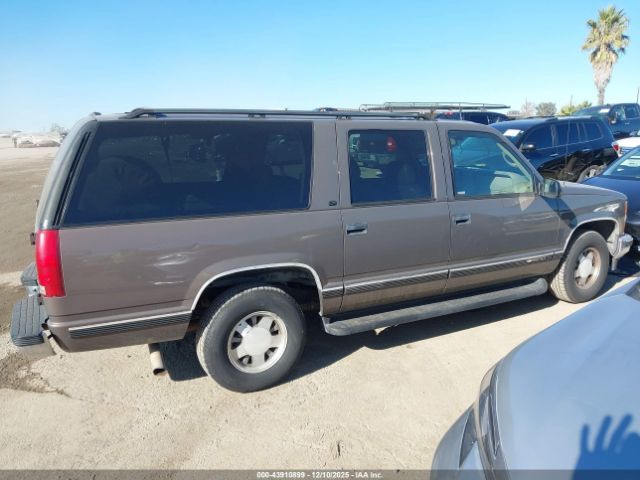 Chevrolet Suburban 1500 Image 11
