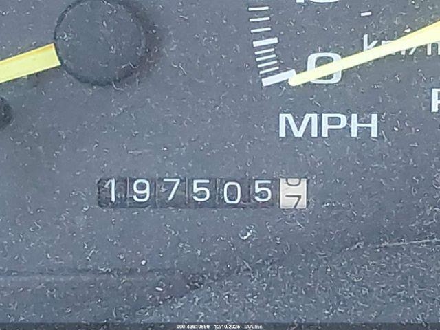 Chevrolet Suburban 1500 Image 2