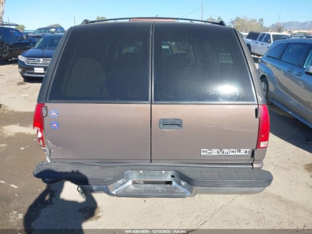 Chevrolet Suburban 1500 Image 16