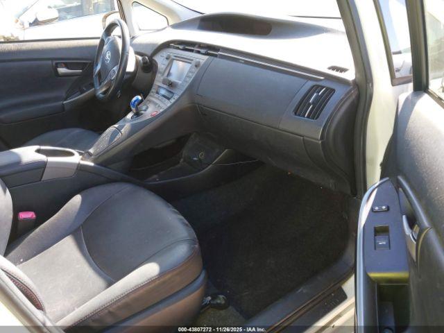 Toyota Prius Three Se Image 5