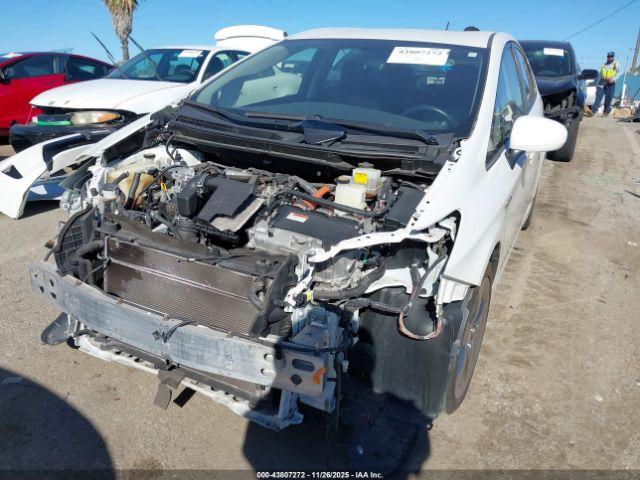 Toyota Prius Three Se Image 4