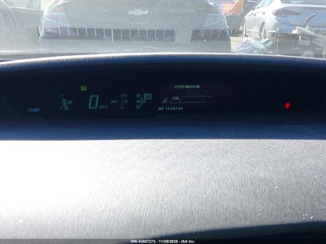 Toyota Prius Three Se Image 8