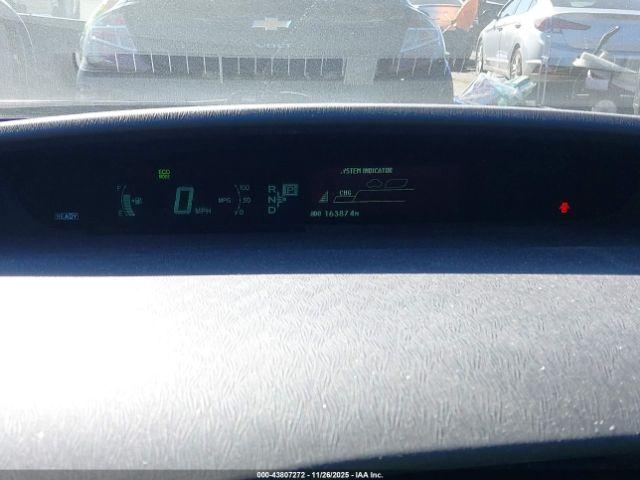 Toyota Prius Three Se Image 8