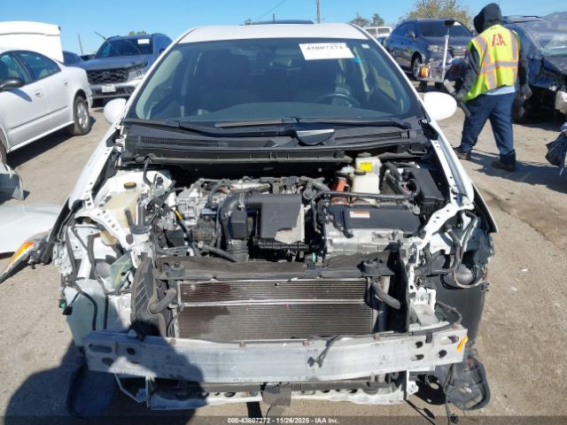 Toyota Prius Three Se Image 12