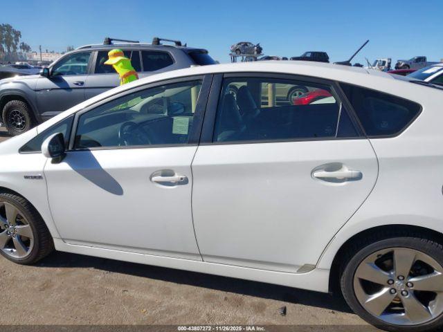 Toyota Prius Three Se Image 11