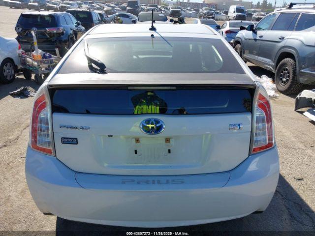 Toyota Prius Three Se Image 10