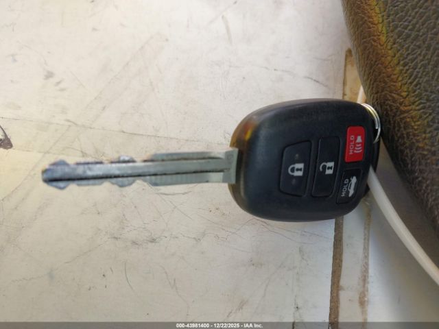 Toyota Camry Le Image 11