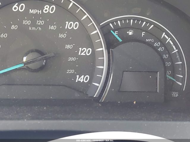 Toyota Camry Le Image 12