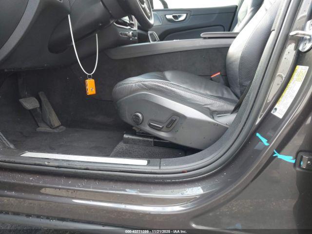 Volvo Xc60 Recharge Plug-in Hyb T8 Plus Dark Theme Image 14