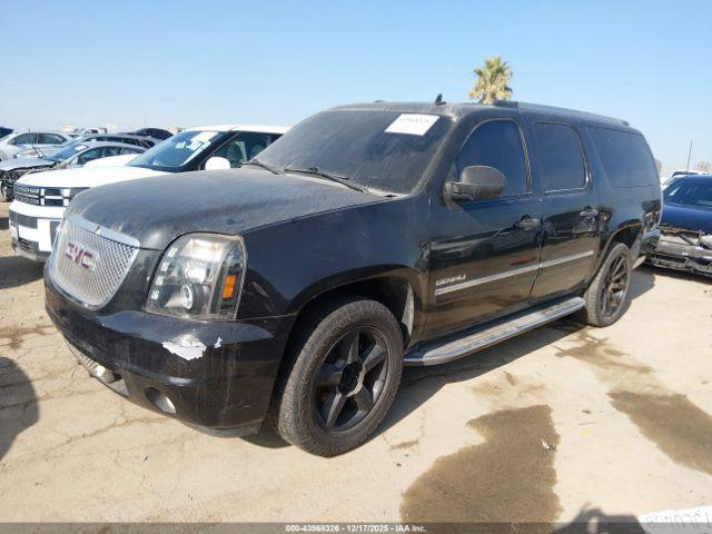 GMC Yukon Denali Image 16