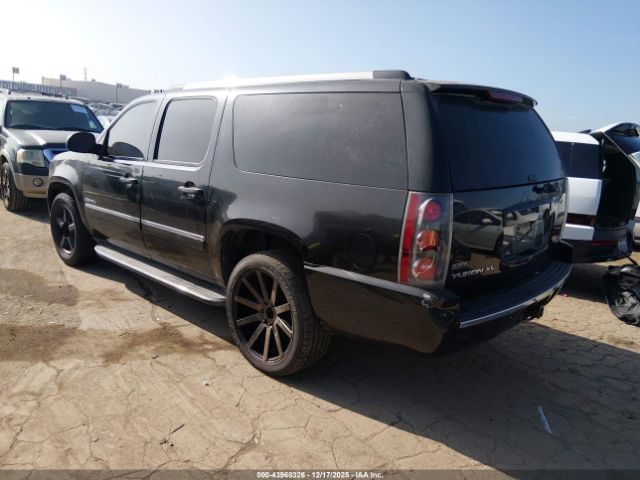 GMC Yukon Denali Image 7