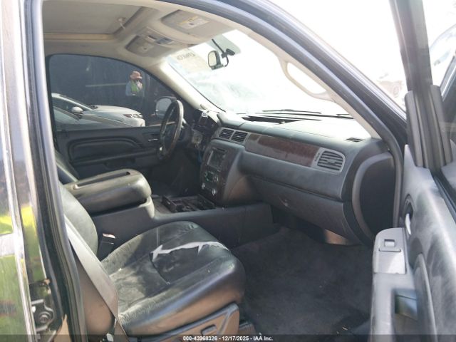 GMC Yukon Denali Image 4