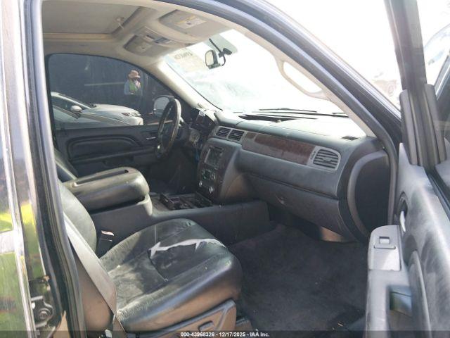 GMC Yukon Denali Image 4