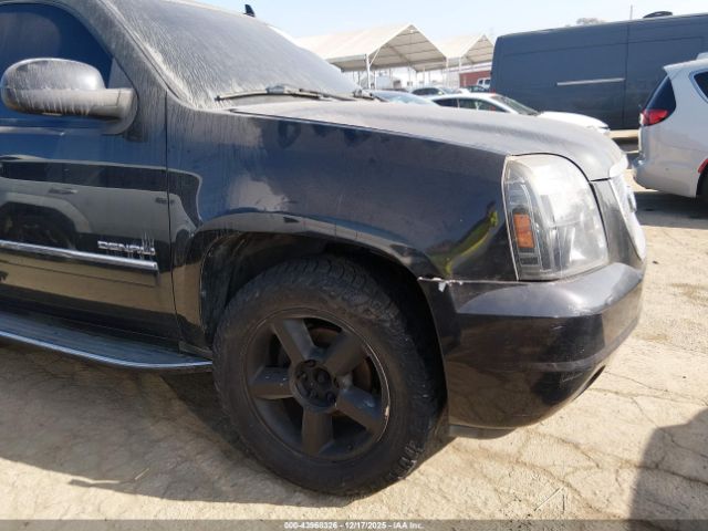 GMC Yukon Denali Image 13