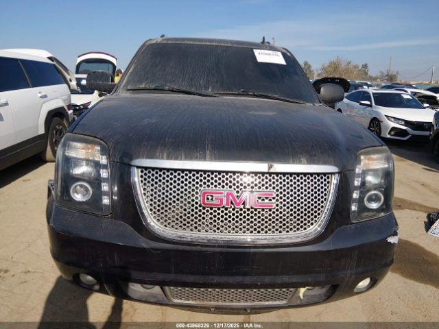 GMC Yukon Denali Image 9
