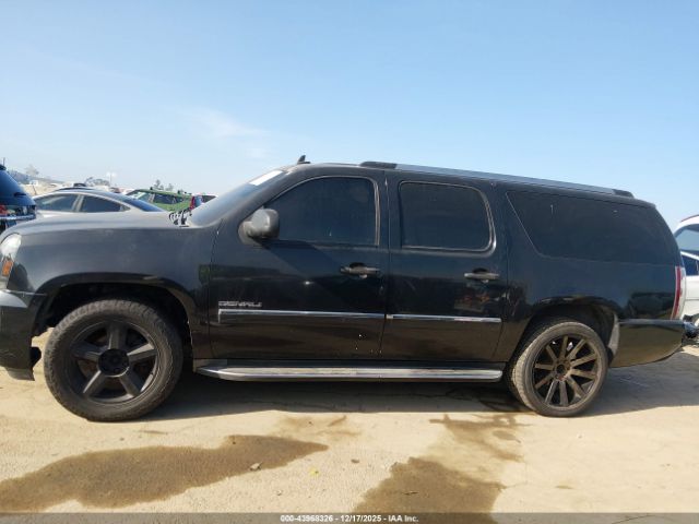 GMC Yukon Denali Image 14