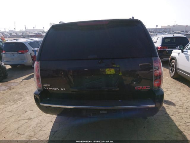 GMC Yukon Denali Image 17