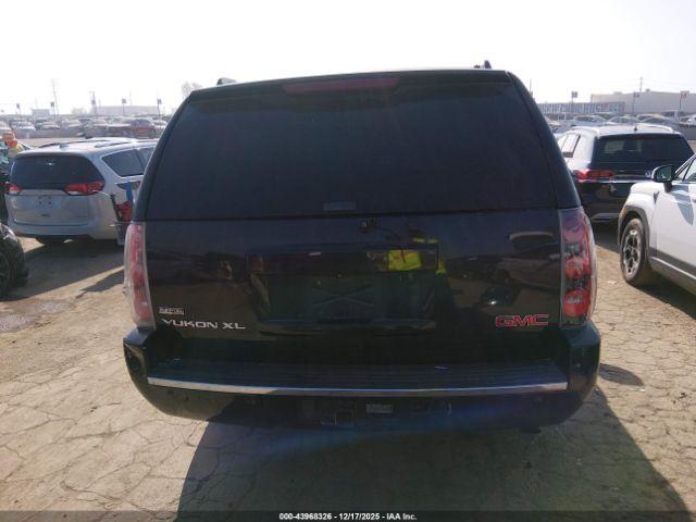 GMC Yukon Denali Image 17