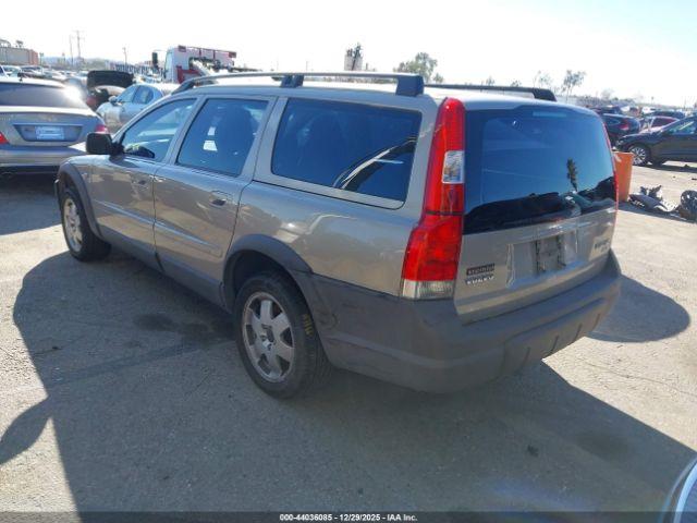 Volvo V70 Xc Image 2