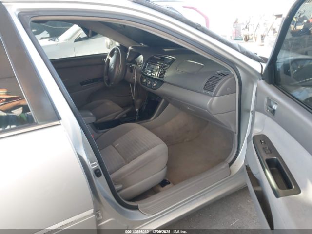 Toyota Camry Le Image 17