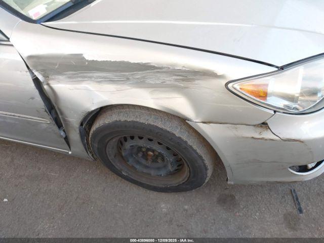 Toyota Camry Le Image 4