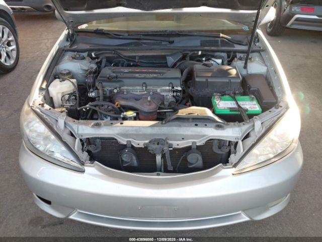 Toyota Camry Le Image 12