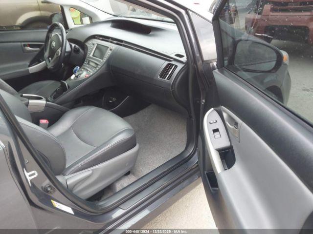 Toyota Prius Four Image 8