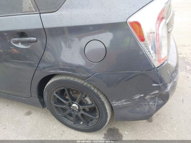 Toyota Prius Four Image 5