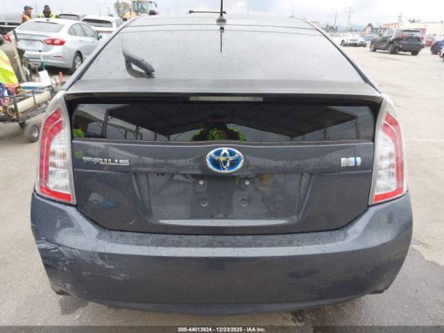 Toyota Prius Four Image 12