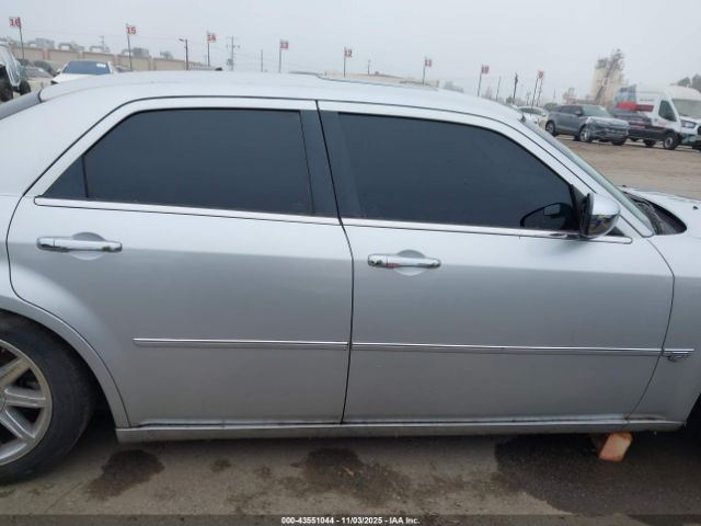 Chrysler 300c Image 8