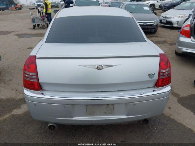 Chrysler 300c Image 13