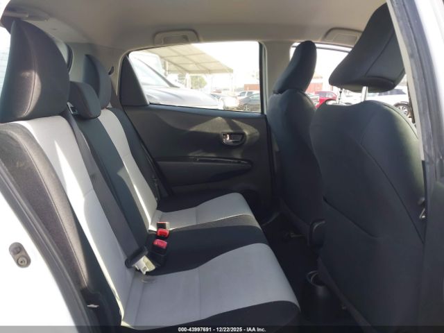 Toyota Yaris Le Image 4