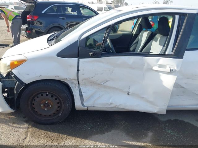 Toyota Yaris Le Image 11