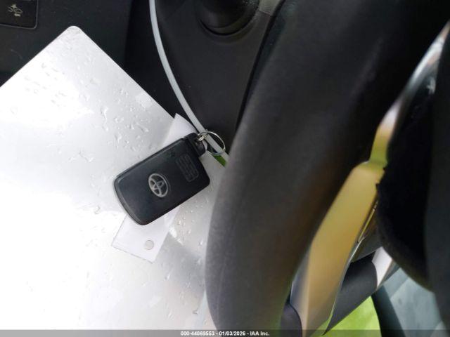 Toyota Prius c Three Image 13