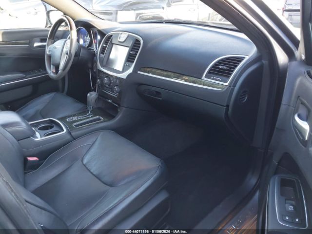 Chrysler 300c Image 11