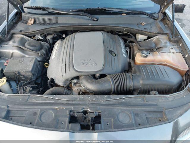 Chrysler 300c Image 8