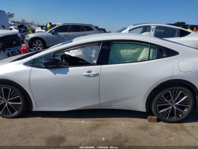 Toyota Prius Xle Image 3