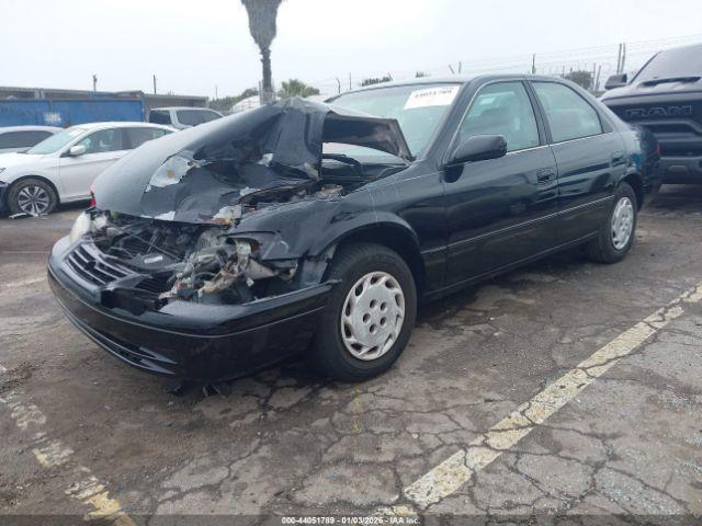 Toyota Camry Le Image 3