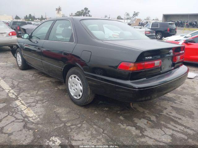 Toyota Camry Le Image 6