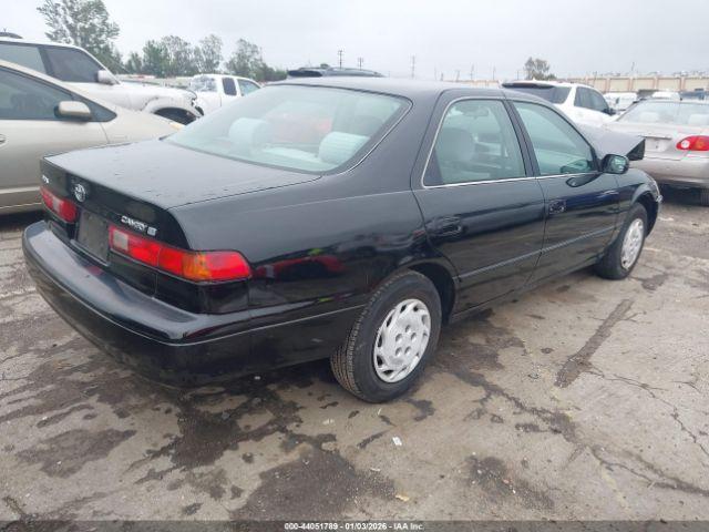 Toyota Camry Le Image 10