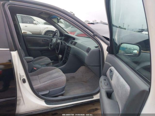 Toyota Camry Le Image 12