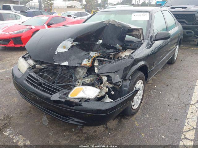 Toyota Camry Le Image 8